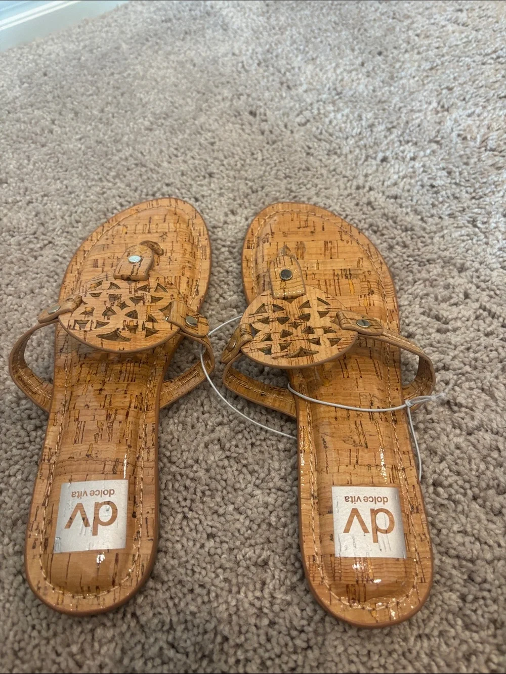 Dolce Vita Cork-Pattern Thong Sandals in Tan size 8 - Picture 7 of 7